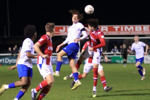 IMG 4932-Sam-Youngs-wins-a-header-against-Louie-Annesley