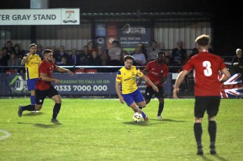 Lewis-Taaffe-runs-with-the-ball