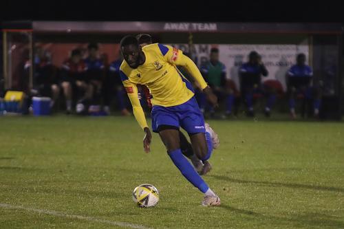 Mo-Faal-drives-with-the-ball